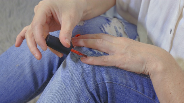 涂抹红色指甲油的女人视频下载