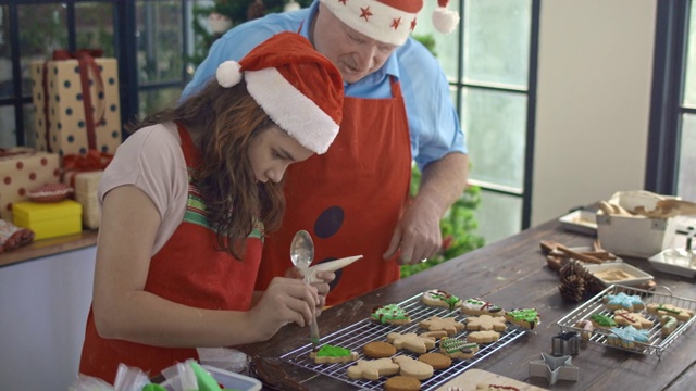 父亲和女儿在厨房柜台上一起做圣诞饼干视频素材