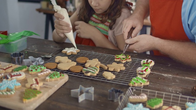 爸爸和女儿在厨房柜台上一起做圣诞饼干视频下载