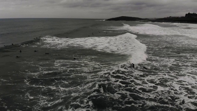 康沃尔纽基菲斯特拉海滩的一个冲浪者视频素材