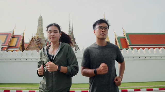 泰国，人们一起跑在玉佛寺前旅游。视频素材
