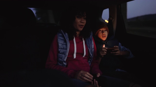 幸福的三口之家享受着他们在车里的时光视频素材