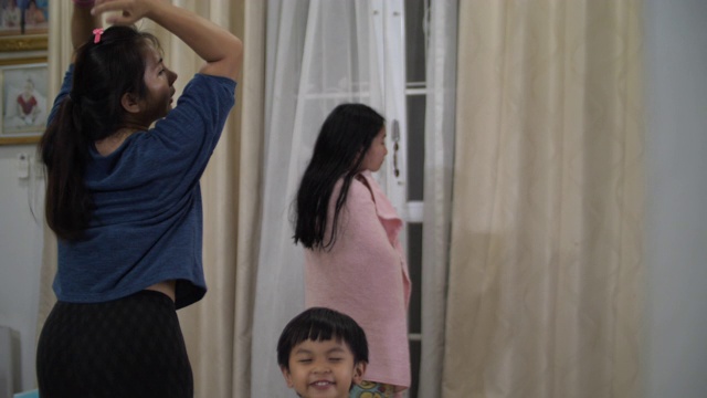 亚洲家庭在病毒封锁下一起跳舞视频素材