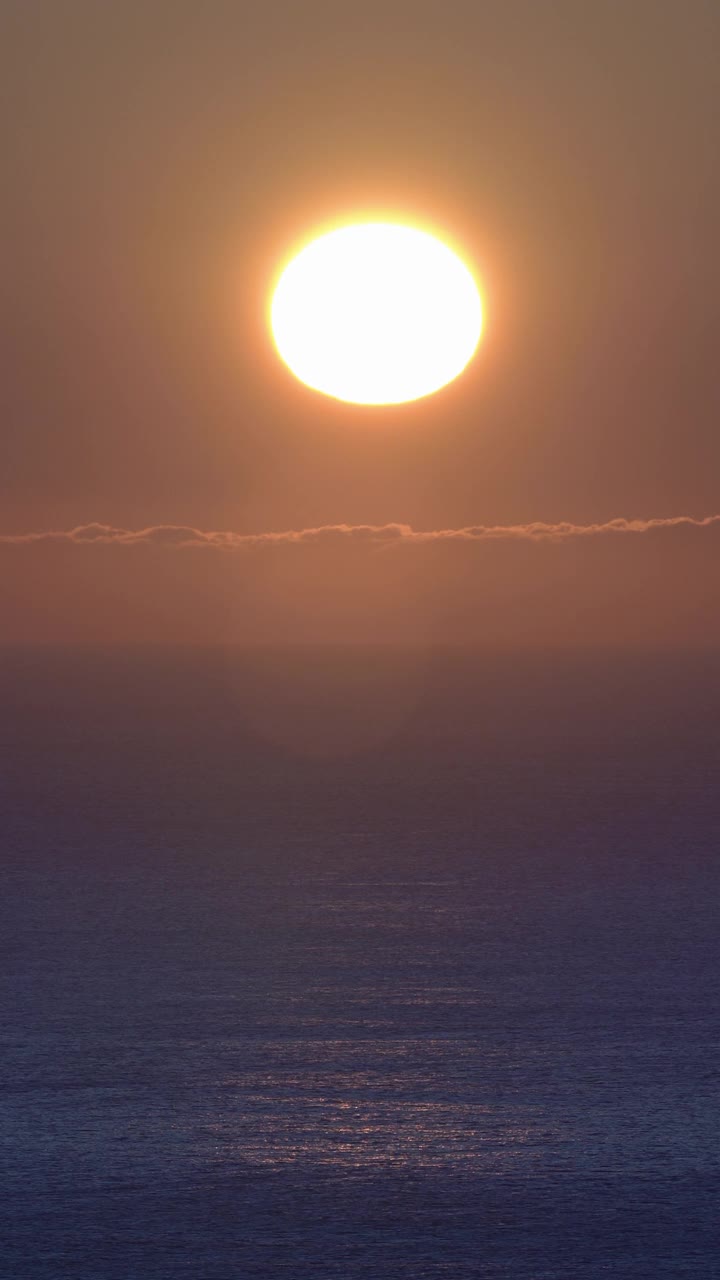 太平洋上美丽的日出，海浪的飞溅。垂直格式视频视频下载