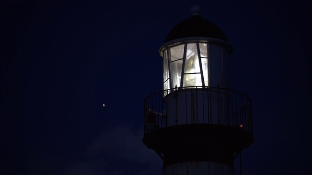 彼得罗夫斯基灯塔在夜晚发光，这是俄罗斯远东地区最古老的灯塔，位于太平洋岸边的堪察加半岛上视频下载