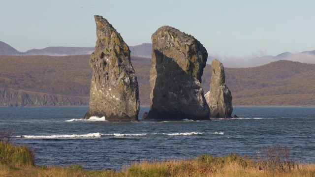 三兄弟岩石-岩石峰岛在太平洋的背景山脉海岸线在秋天的季节视频下载