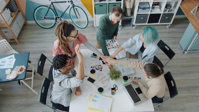 慢动作的创意业务团队与颜色样本，然后携手享受团队合作视频下载
