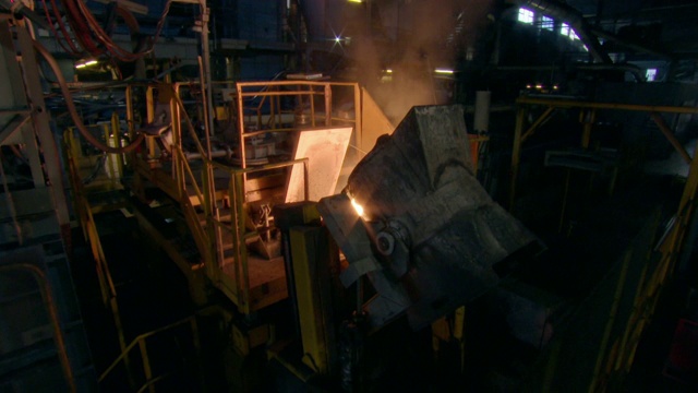 在工厂里，铁水被倒入较小的坩埚中视频素材