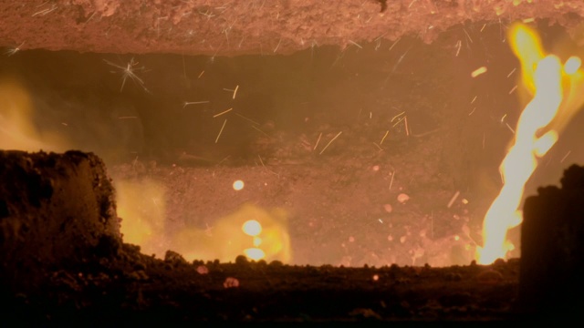 铜熔化的金属在工厂的火花中飞扬视频素材