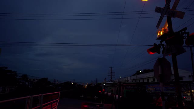 火车运行运动和交通灯的夜晚视频素材
