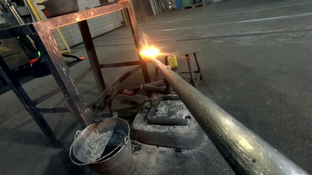 从炉中提取的熔融金属样品视频素材