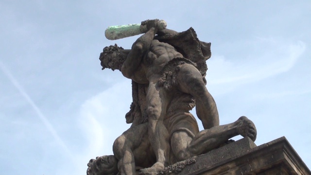 布拉格皇宫前的雕像视频下载