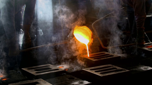 铁是用砂型铸造的视频素材