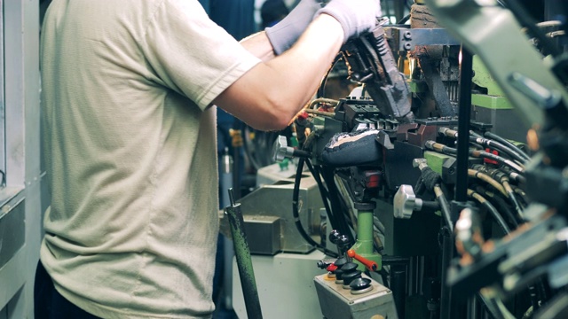 工厂工人正在用工业机器缝鞋视频下载