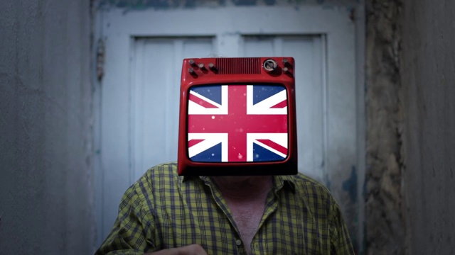 电视上的英国国旗和欧盟国旗是一个男人的头视频下载