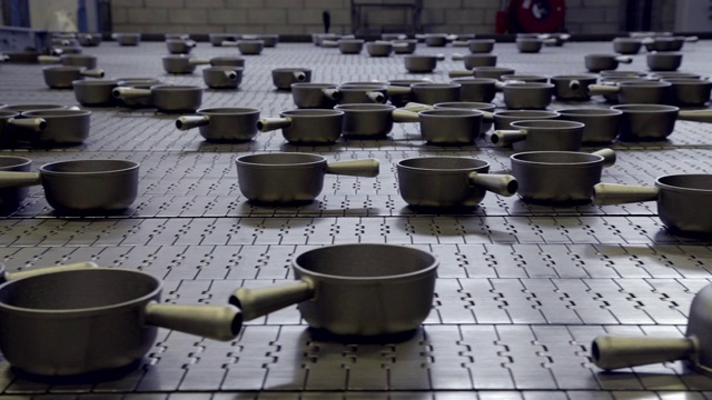 工厂生产线上的铸铁锅视频素材