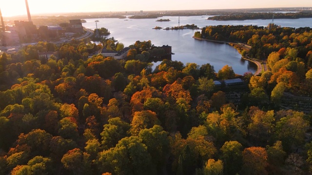 鸟瞰图的秋天森林日落在赫尔辛基芬兰。视频素材