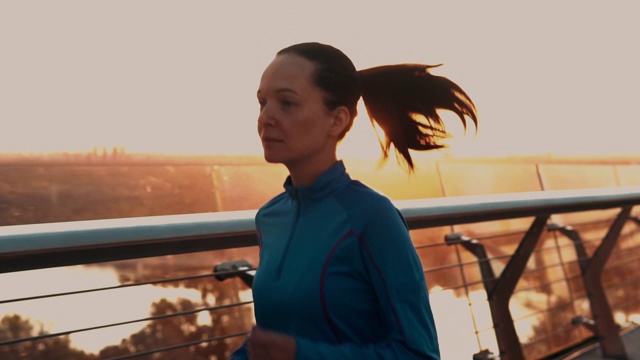 女人在日出时慢跑视频素材