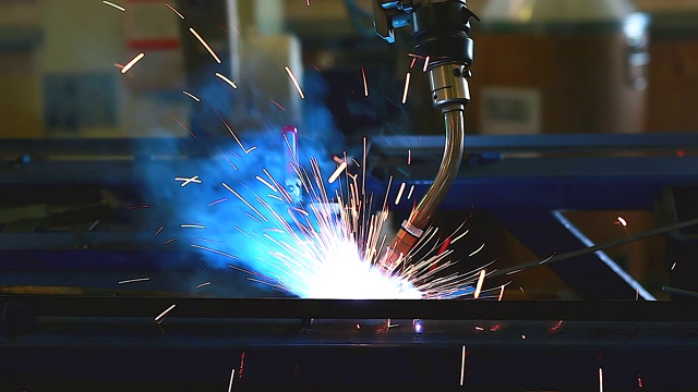 焊接机器人代表运动。在汽车配件厂。视频素材