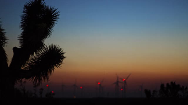 加州莫哈韦沙漠手持射击风力发电视频素材