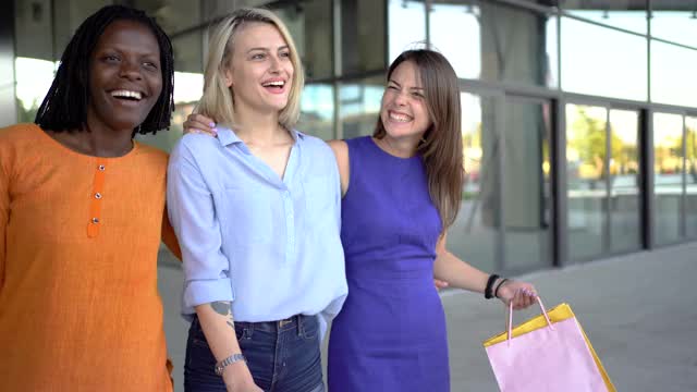 购物中的快乐女人视频素材