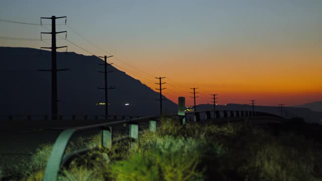 加州莫哈韦沙漠手持射击电力线视频素材