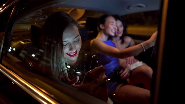 美丽的年轻女子发短信，而去派对与朋友与一辆车视频下载