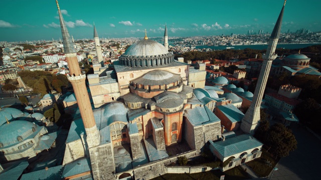 鸟瞰伊斯坦布尔的圣索菲亚清真寺视频素材