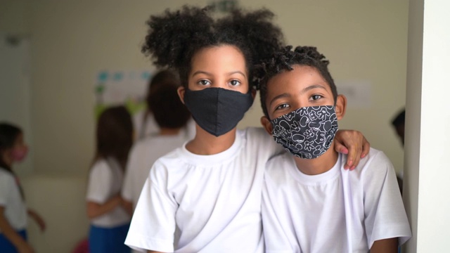 朋友们戴着口罩在学校拥抱视频下载