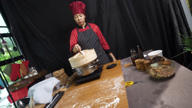 亚洲女人包饺子、饺子是中国传统食物的概念。视频素材
