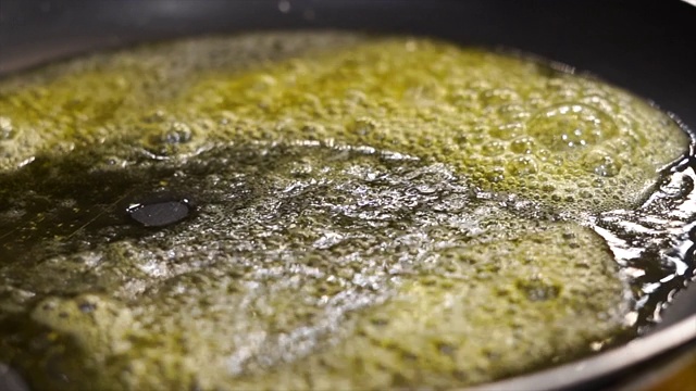 在平底锅中融化黄油。视频素材