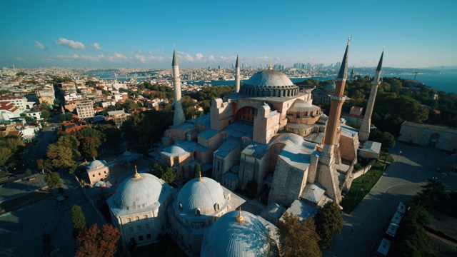 鸟瞰伊斯坦布尔的圣索菲亚清真寺视频素材