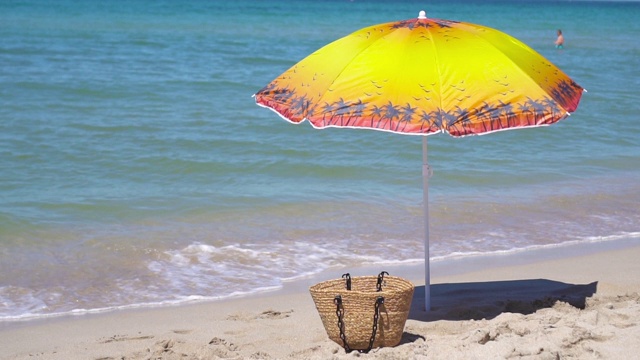 热带海滩上的沙滩伞视频下载