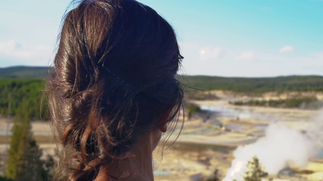 黄石国家公园妇女步行森林小径地热位置视频素材