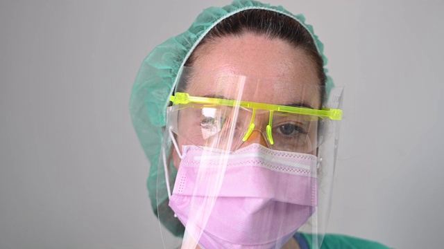 在医院护士要戴口罩和眼镜视频下载