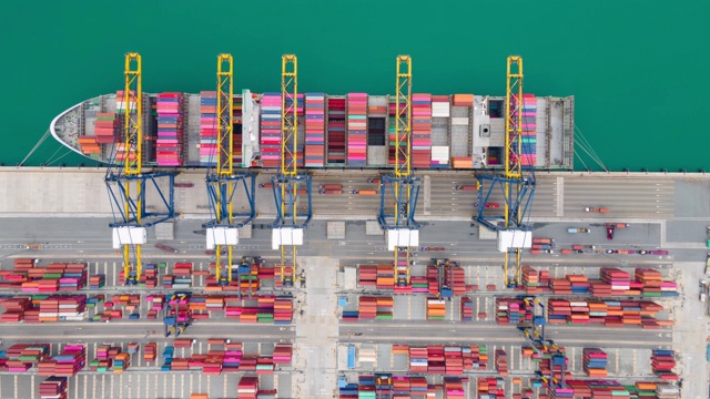 鸟瞰图。时间流逝工业港与集装箱港是航运的一部分视频素材