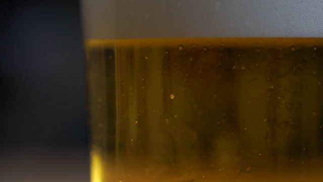 啤酒在玻璃杯里冒泡视频素材