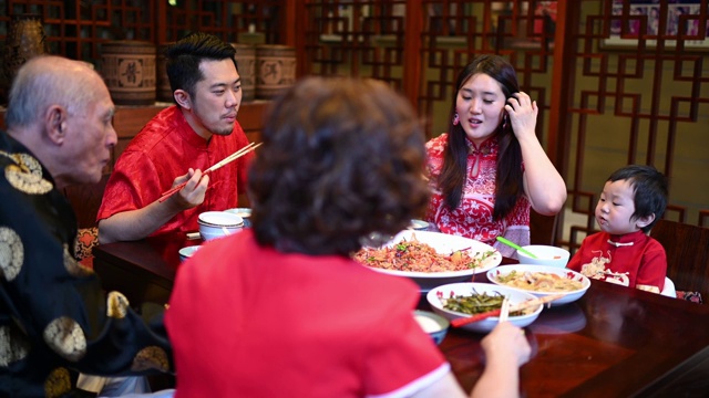 亚洲华人家庭春节团圆饭吃传统菜肴生鱼刘生视频素材