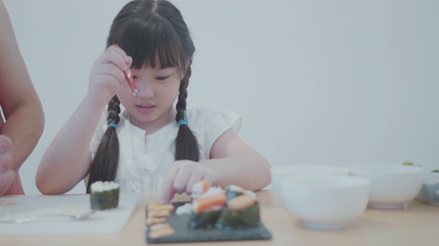 孩子在家和妈妈一起做寿司视频下载