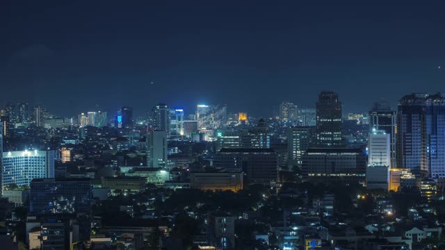 在印尼的雅加达，飞机在夜间的空中延时视图视频素材