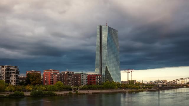 日落时分，法兰克福市欧洲中央银行的延时拍摄视频素材