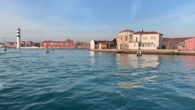 意大利威尼斯——2020年1月21日。威尼斯运河里的船只。意大利冬季旅游，桥和房子。浪漫的欧洲之旅。视频素材