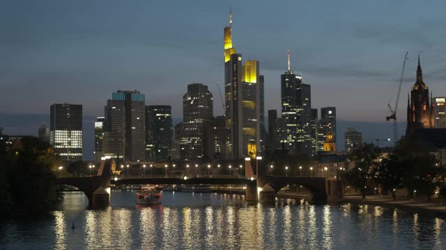 美丽的法兰克福城市景观在河边与夜晚的天际线视频素材