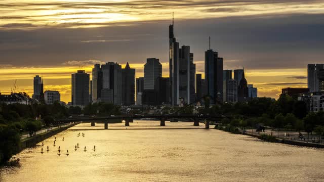 在法兰克福的一条河和城市风景在夏季日落时的延时拍摄视频素材