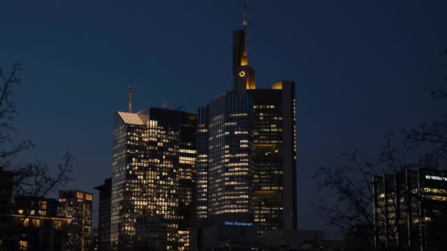 美丽的法兰克福大厦办公大楼夜景视频素材