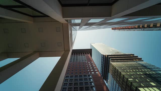 法兰克福商业城现代Omnni摩天大楼的低角度延时视频素材
