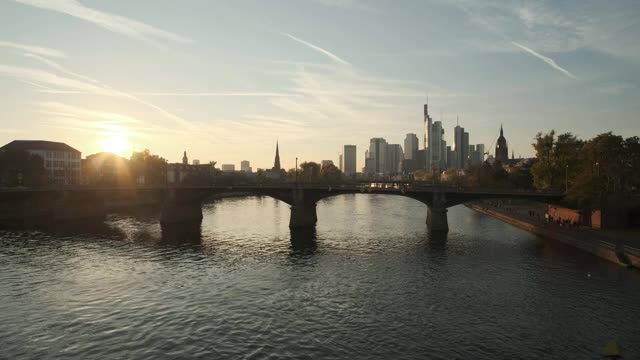 在法兰克福的主要河流上的桥在秋天日落的城市景观视频素材