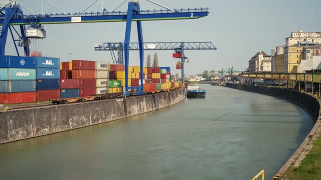 延时拍摄的Osthafen货物集装箱被提升在一个货运视频素材