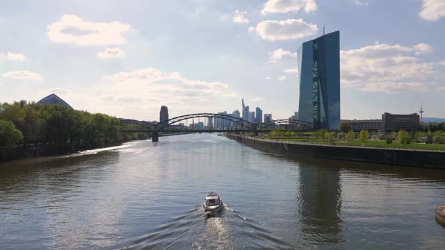 在法兰克福市的主河上拍摄白天的飞行视频素材