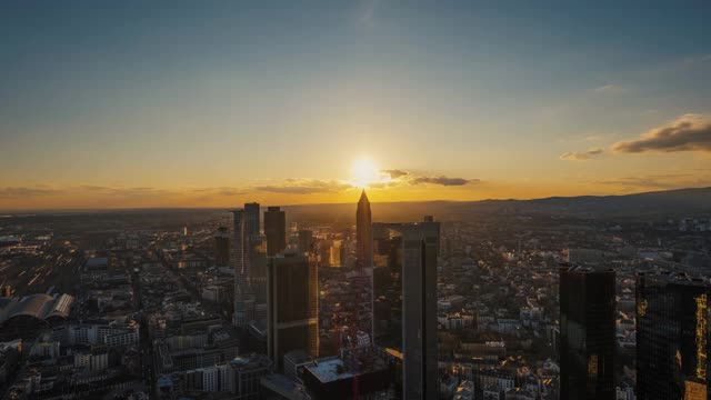 一个美丽的法兰克福城市在日落时的时间推移放大拍摄视频素材